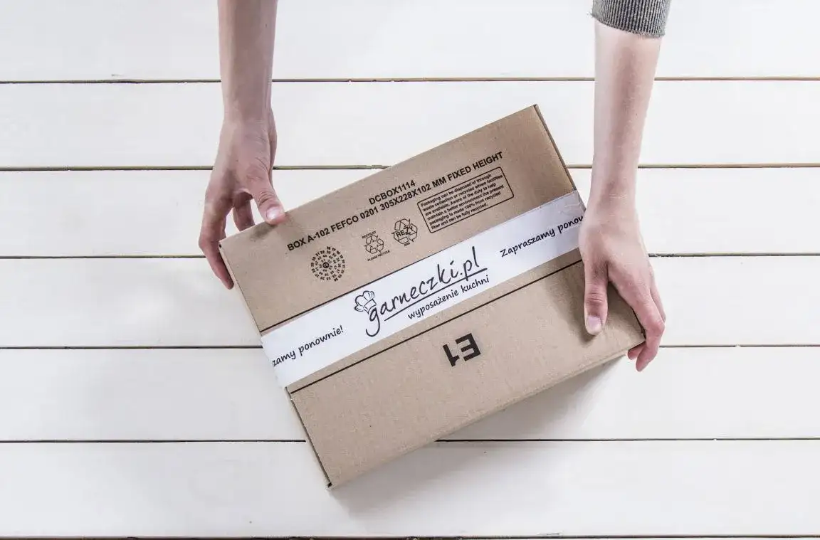 Jak zapakować patelnię, aby uniknąć zarysowań i uszkodzeń podczas transportu