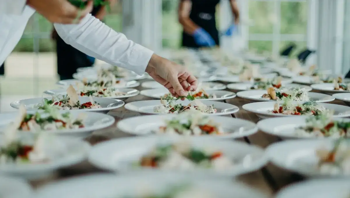 Catering na 50 osób: Ile kosztuje i jak mądrze zaplanować budżet?