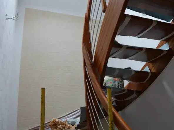 Glinka wenecka na klatce schodowej: elegancja i trwałość