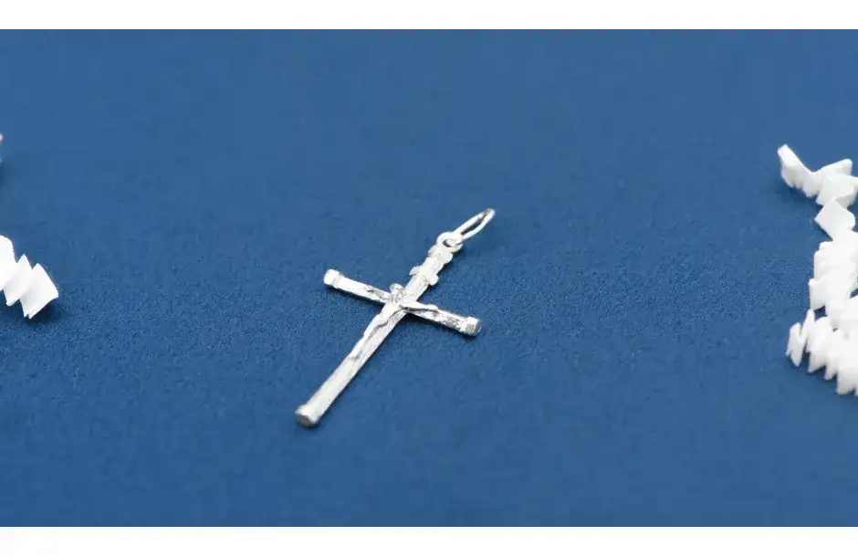 Dlaczego nie daje się krzyżyka w prezencie? Odkryj przesądy i tradycje