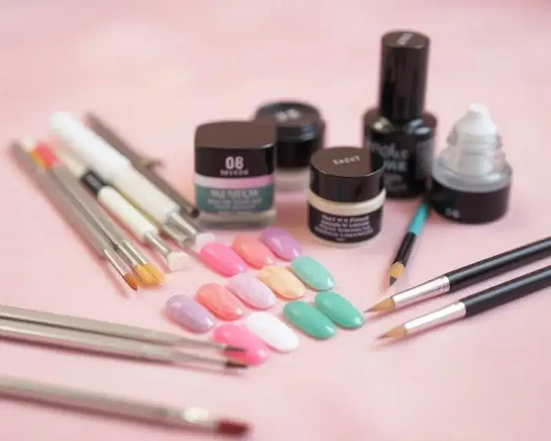 Co jest potrzebne do przedłużania paznokci? Kluczowe narzędzia i produkty