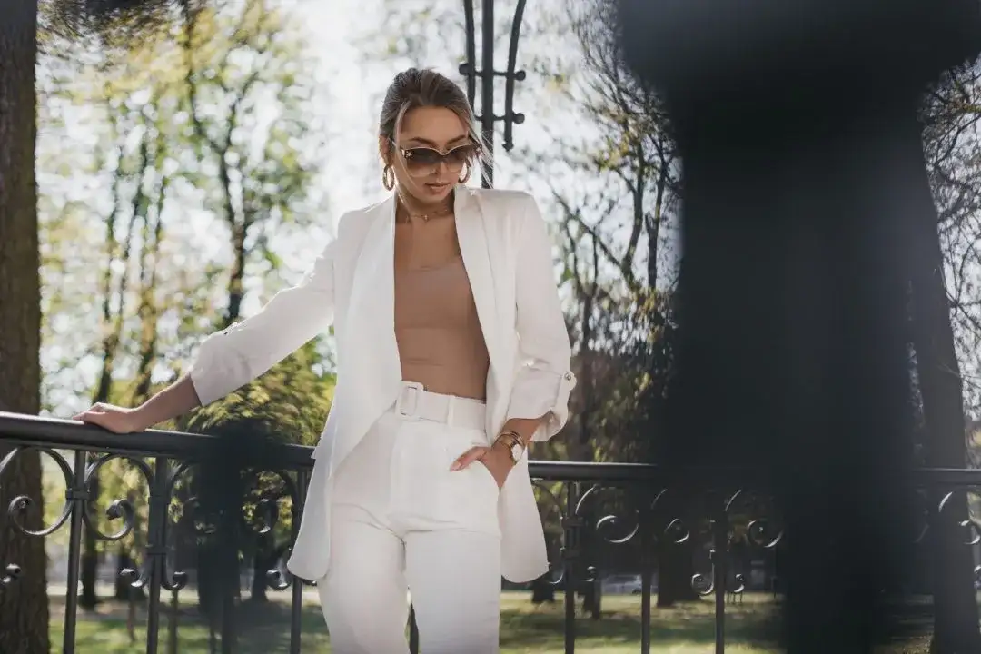 Jaka bluzka do białego garnituru? Stwórz idealny look na każdą okazję.