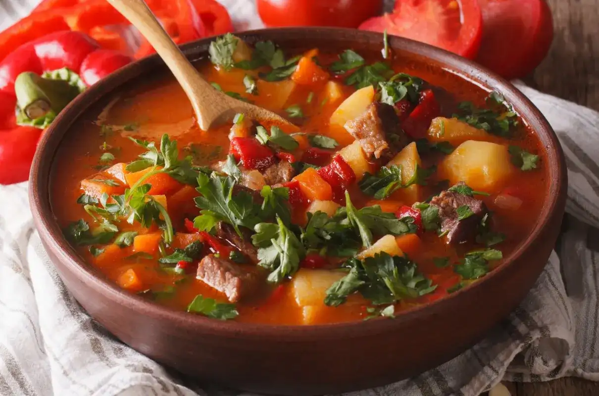 Zupa gulaszowa jak zrobić – prosty przepis na smaczną zupę gulaszową