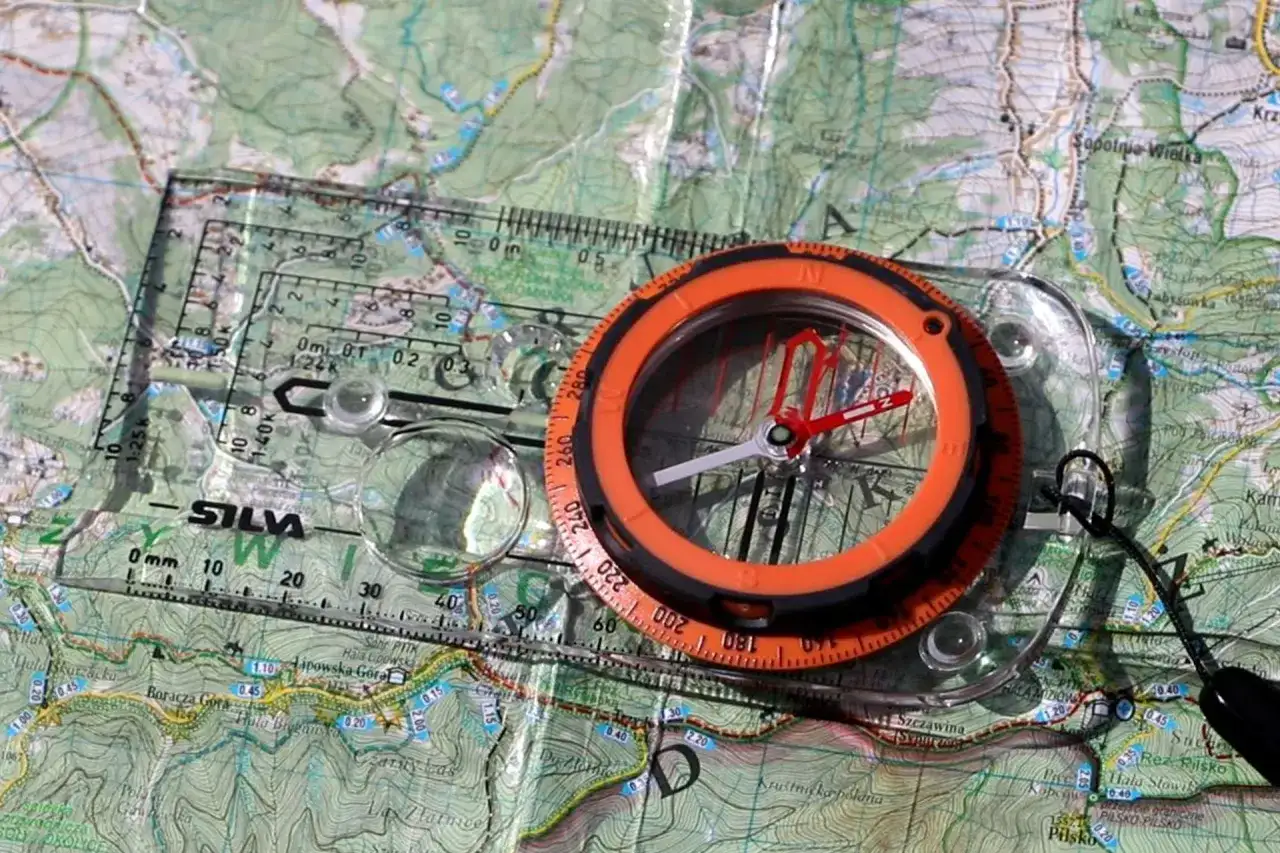 Zbuduj kompas z igły i wody: Przetrwaj w terenie bez GPS!