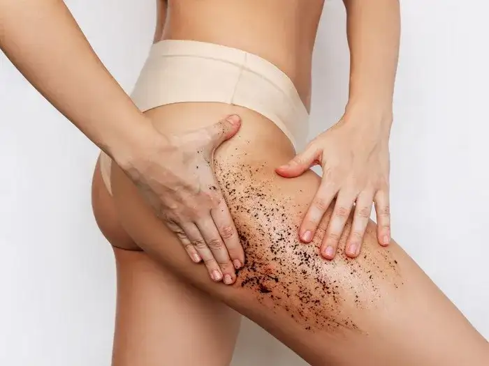 Jak usunąć balsam brązujący? Pozbądź się smug i plam krok po kroku