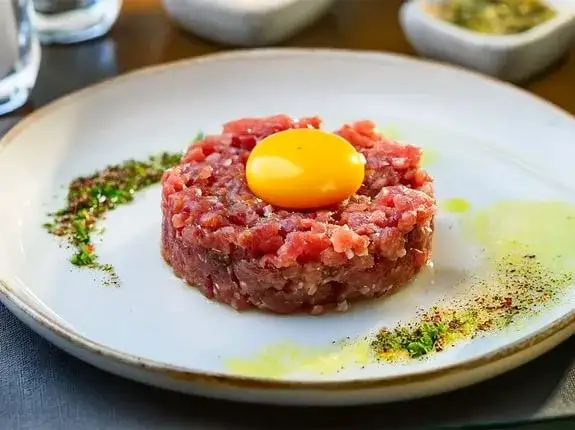 Czy można jeść surową wieprzowinę? Odkryj niebezpieczeństwa zdrowotne