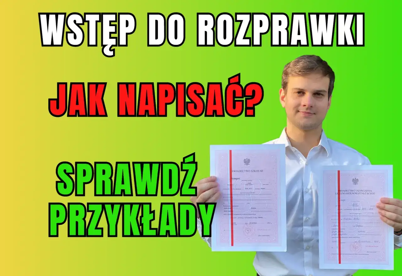 Młody mężczyzna w białej koszuli trzyma dwa świadectwa szkolne na zielono-żółtym tle.