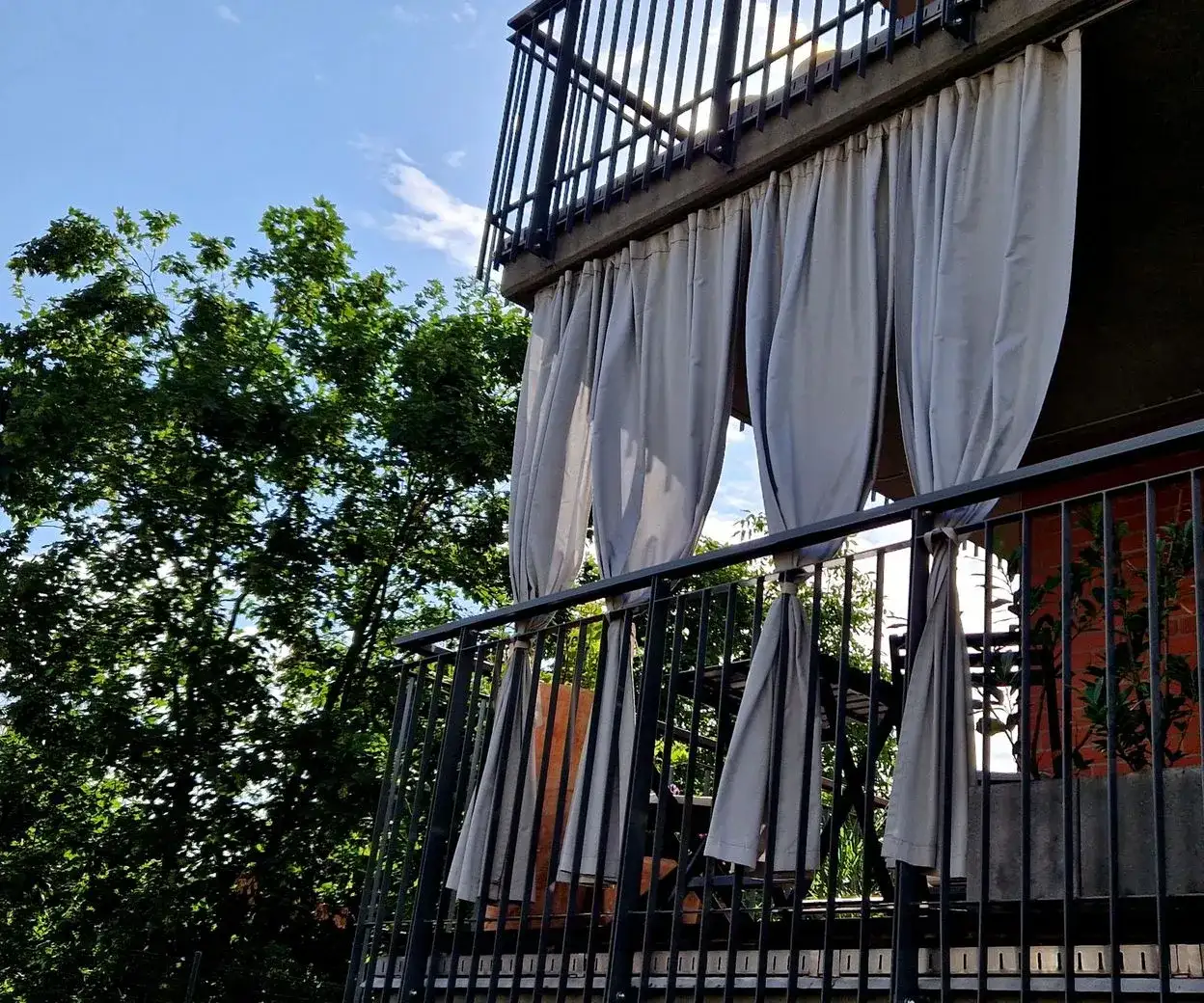 Jak zamontować zasłony na balkonie w bloku - proste sposoby i porady