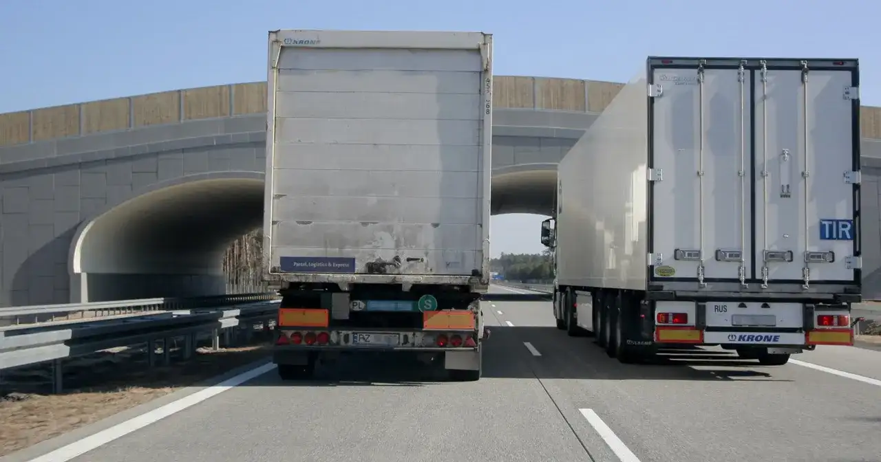 Czy tir może wyprzedzać tira na autostradzie? Sprawdź nowe przepisy
