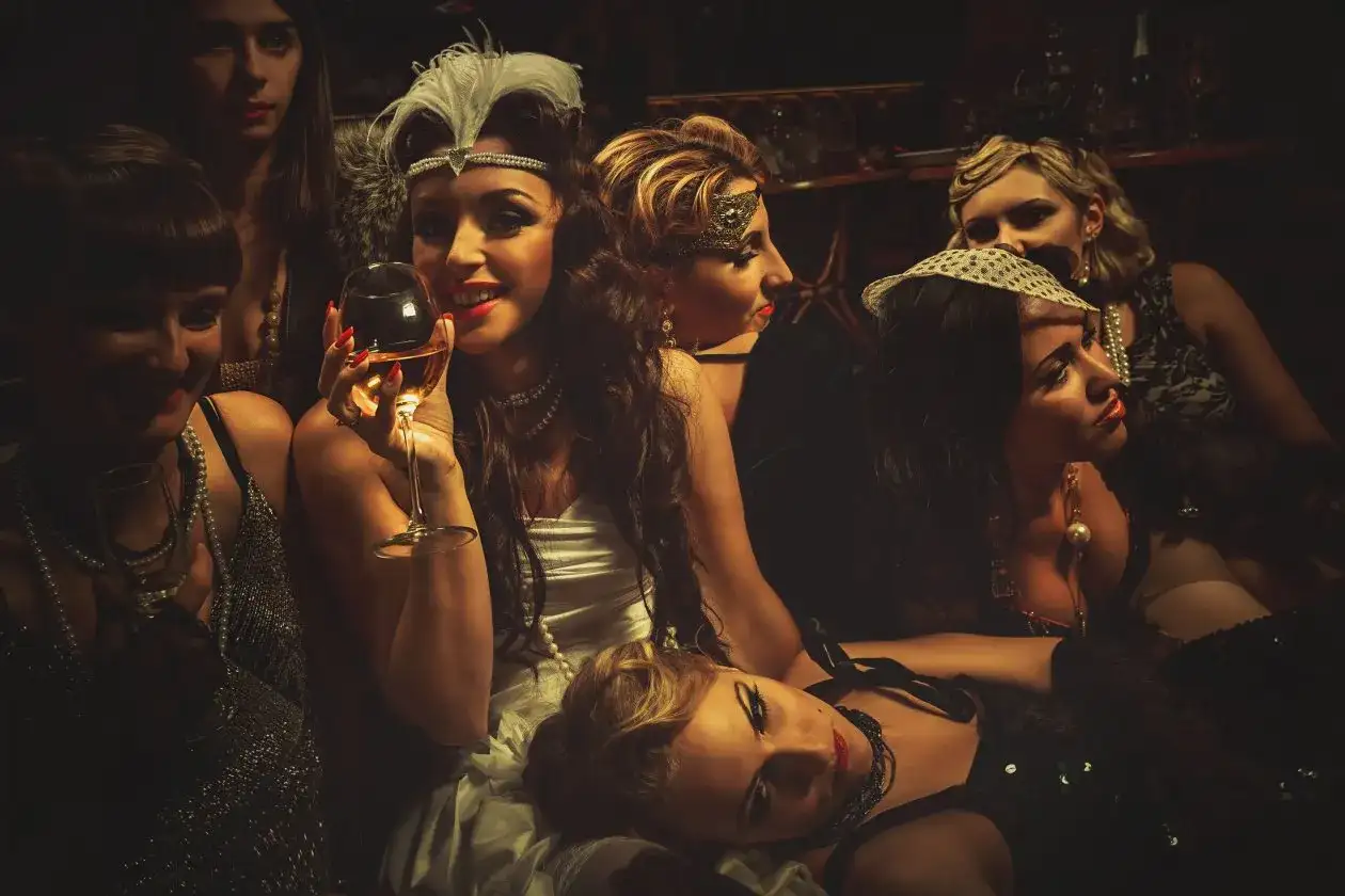 Impreza w stylu lat 40.: Przewodnik po modzie, muzyce i menu retro