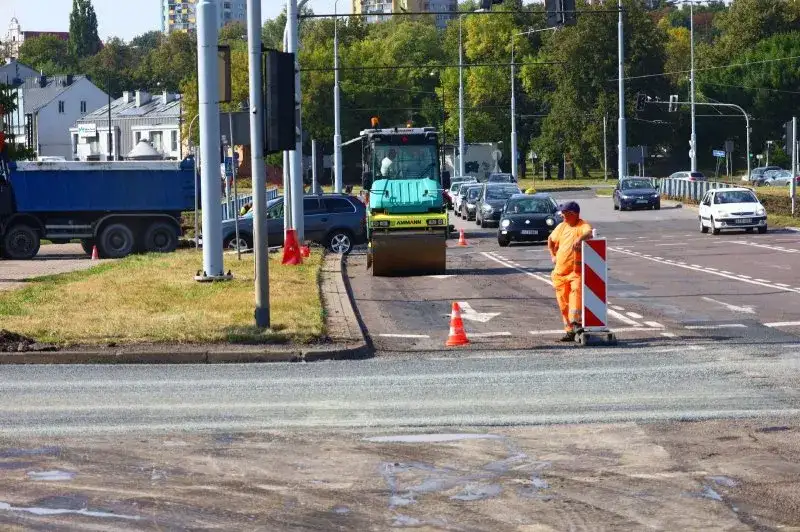 Świeży asfalt: Kiedy wjazd jest bezpieczny? Ekspert radzi