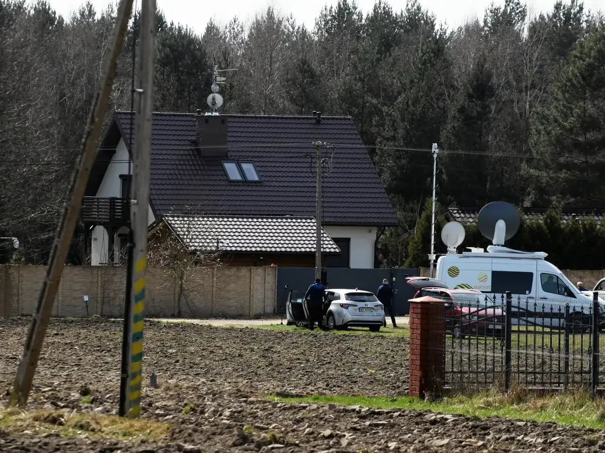 Dom z antenami satelitarnymi, biały van reporterski i samochody. Może tu mieszka żiobro, bo jest dużo sprzętu.