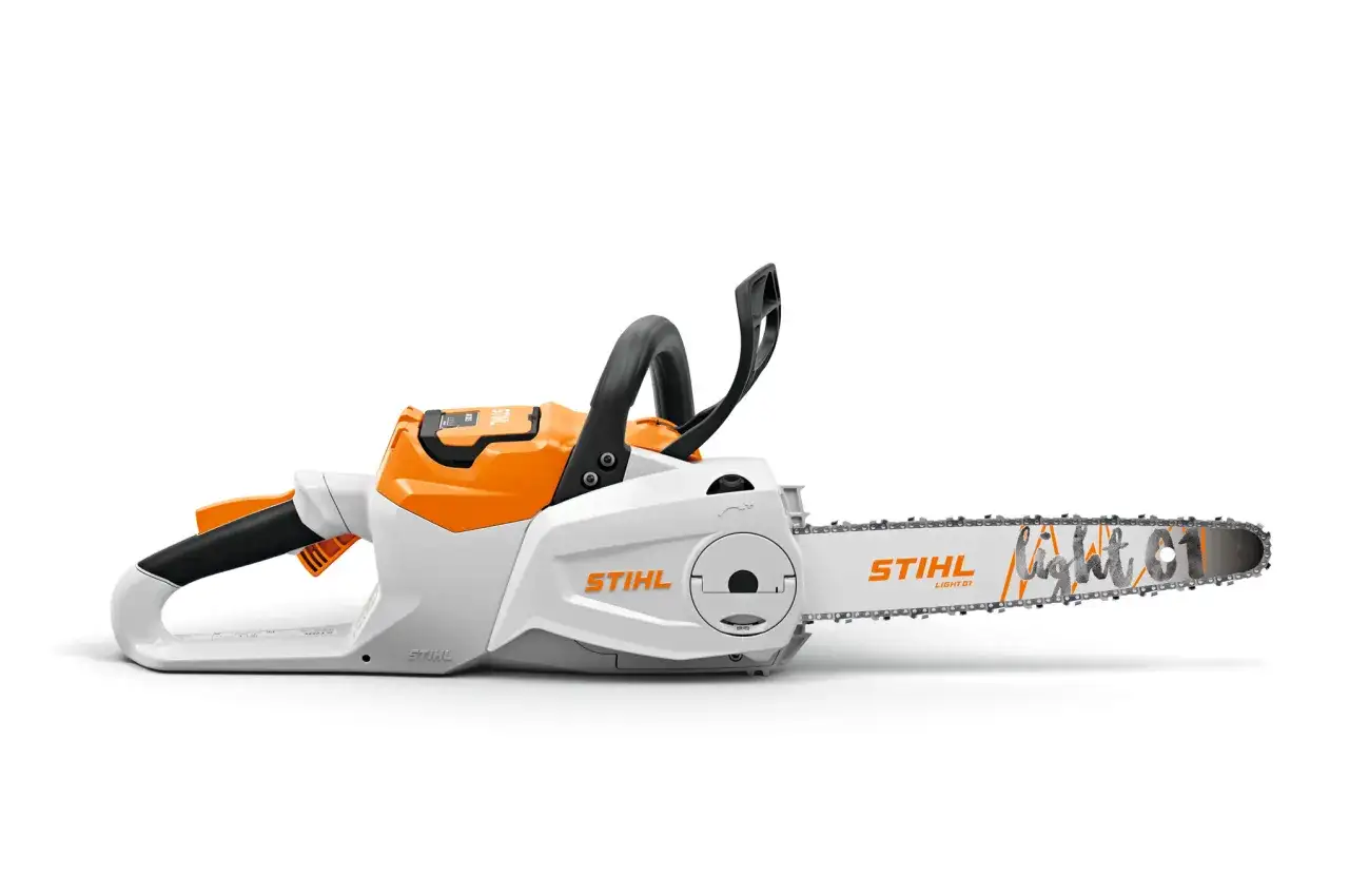 Biało-pomarańczowa piła łańcuchowa Stihl. Czy jest lepsza od Husqvarna? Ta piła wygląda na lekką i poręczną.