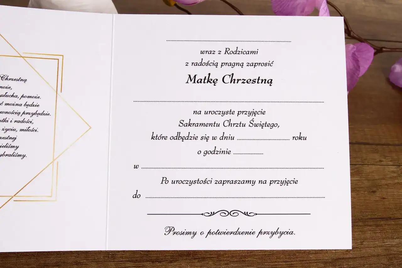 Eleganckie zaproszenie na chrzest z ozdobnym złotym wzorem i tekstem.