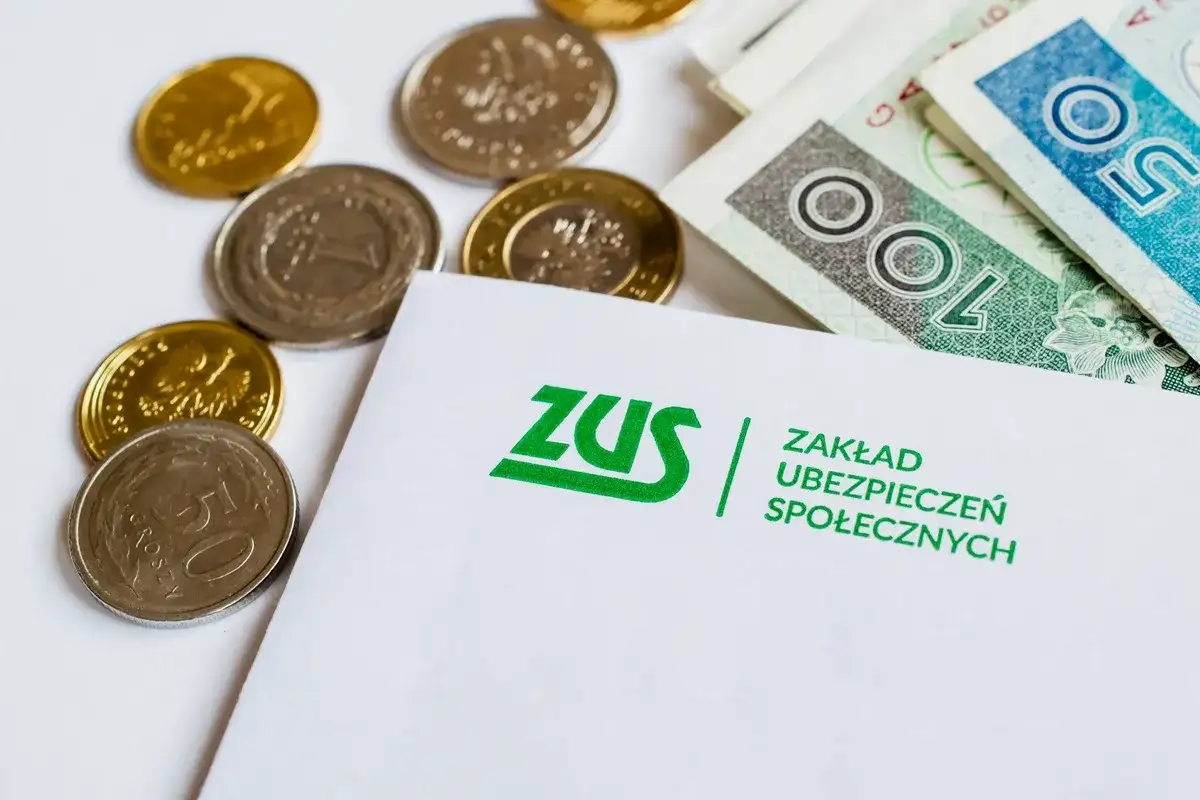 Monety i banknoty obok dokumentu ZUS. Zastanawiasz się, ile można dorobić na rencie?