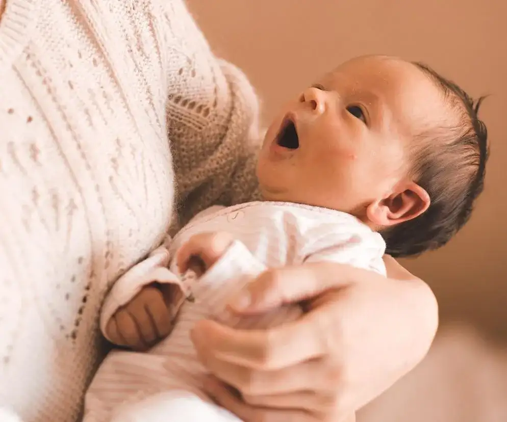 Jak podnosić niemowlę według fizjoterapeuty, aby uniknąć kontuzji