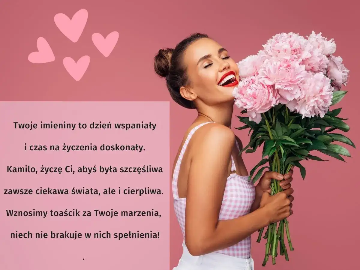 Uśmiechnięta kobieta z bukietem różowych piwonii na tle różowych serc.