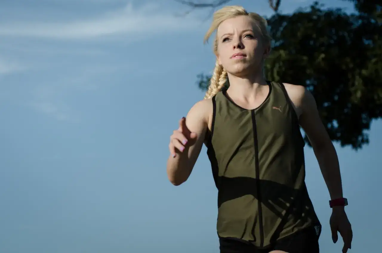 Zdeterminowana biegaczka z warkoczem, gotowa na wyzwanie, jak przebiec 10 km.