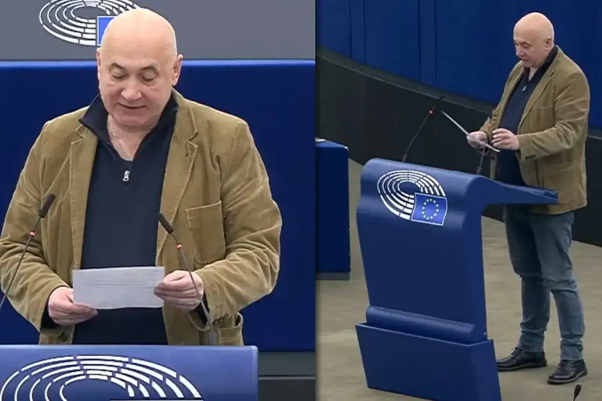 Polscy europosłowie lista: mężczyzna w brązowej marynarce przemawia w Parlamencie Europejskim, trzymając dokument.