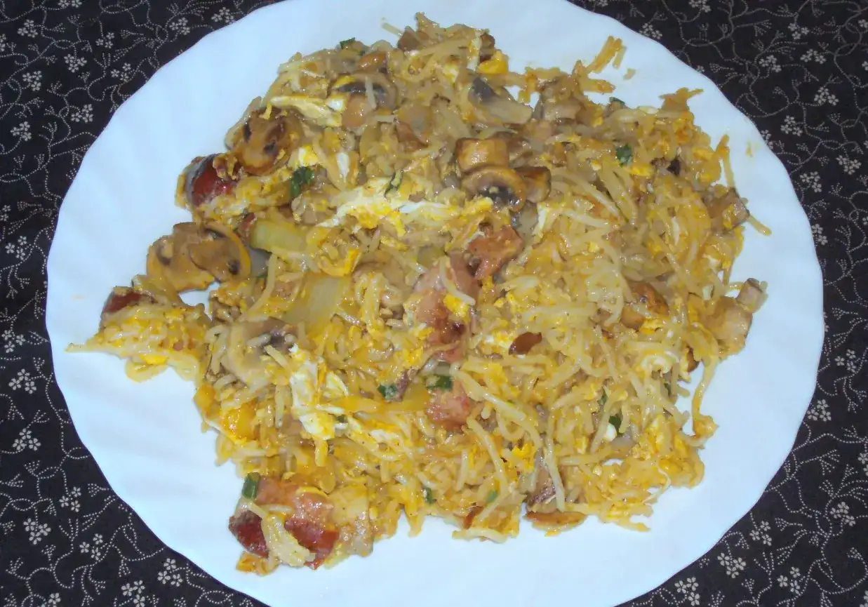 Pyszne danie z ugotowanego makaronu nitki z jajkiem, pieczarkami i boczkiem. Świetny pomysł, co zrobic z ugotowanego makaronu nitki!