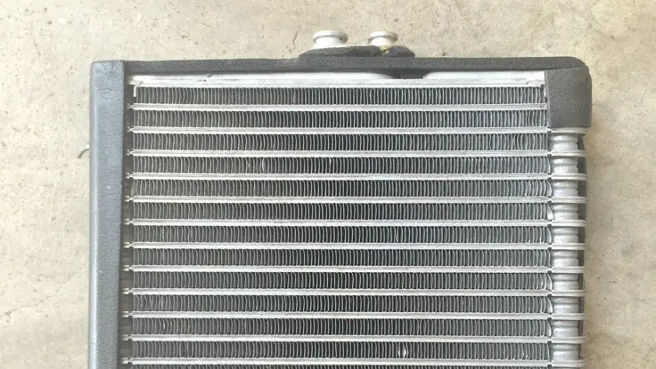 Czym zakleić dziurę w chłodnicy? Skuteczne metody naprawy