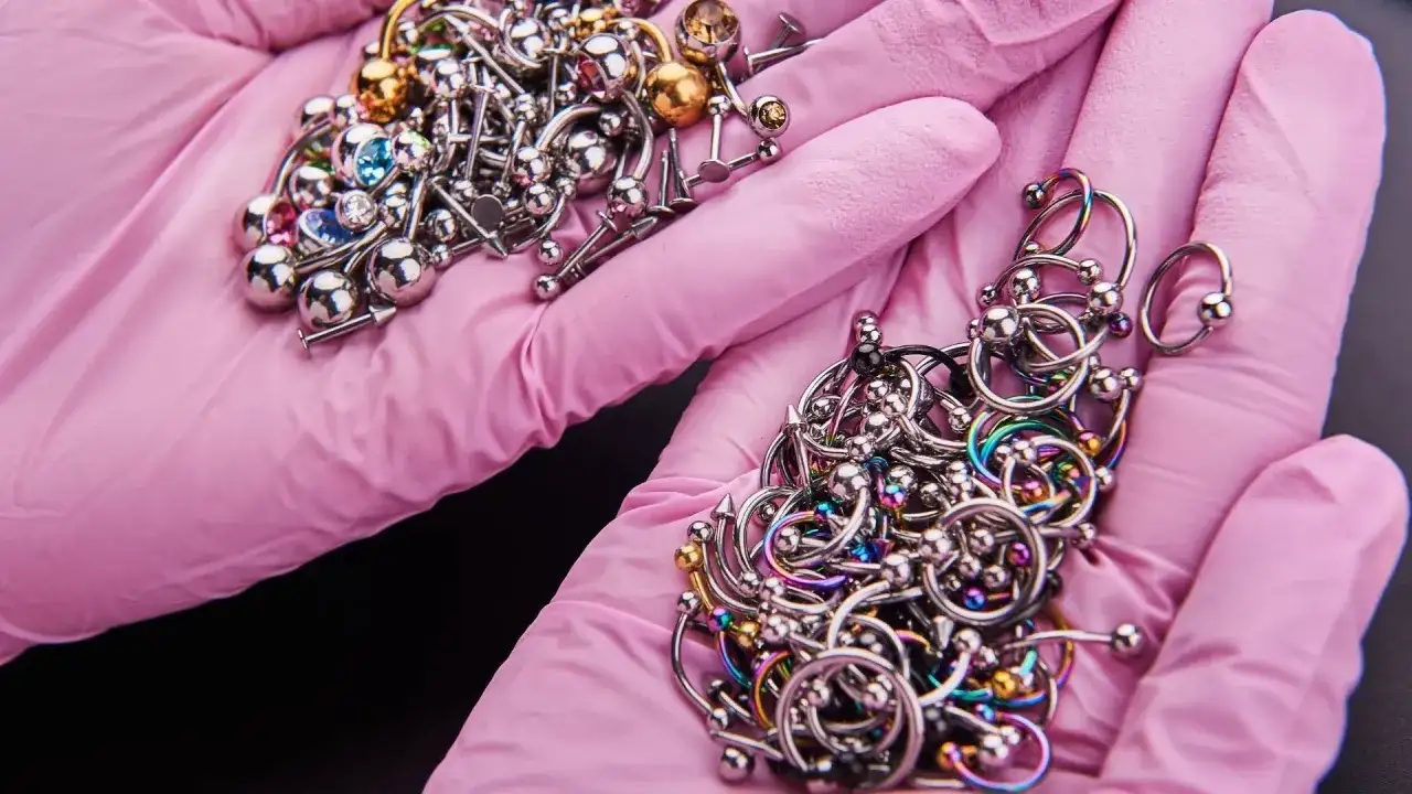 Piercing tytan czy stal chirurgiczna: który materiał jest bezpieczniejszy?