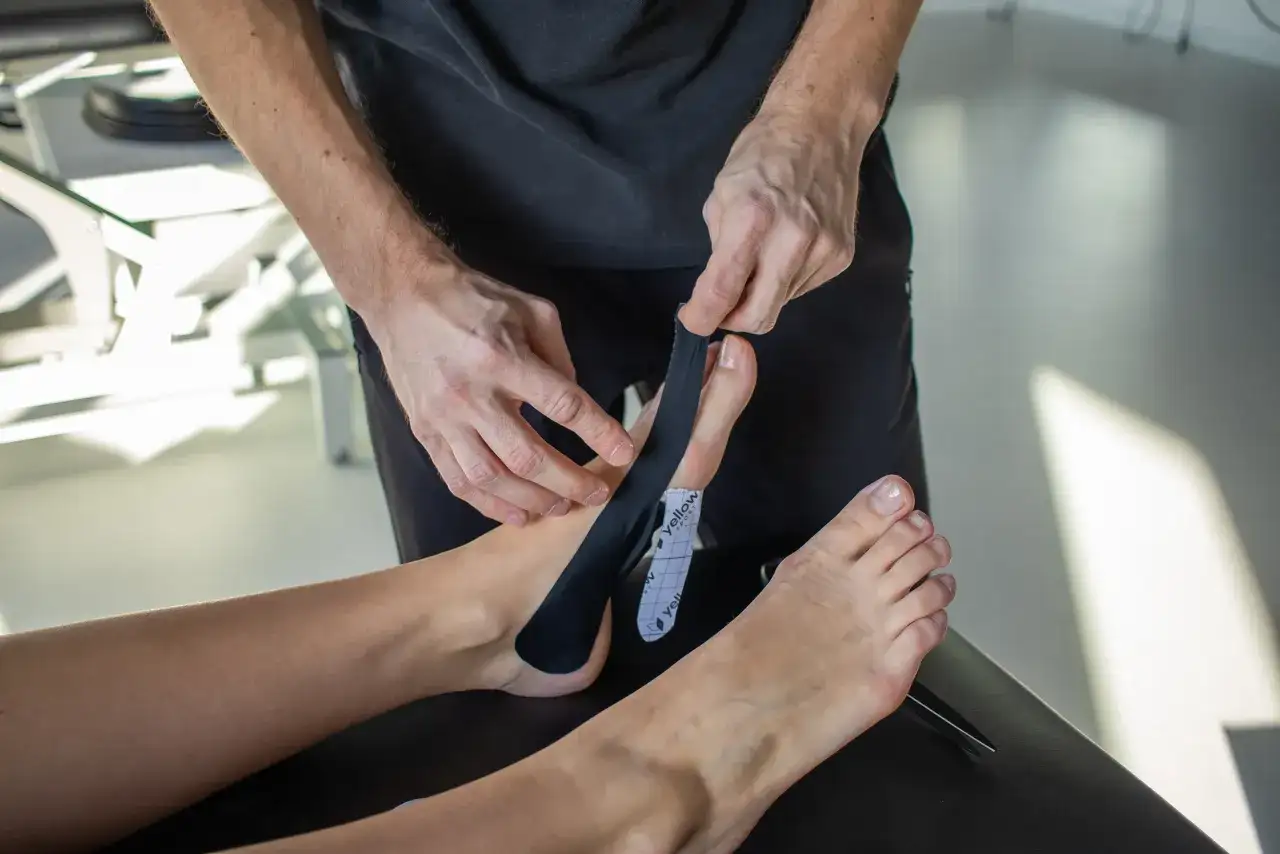 Jak tejpować haluksa, aby uniknąć bólu i poprawić komfort stóp