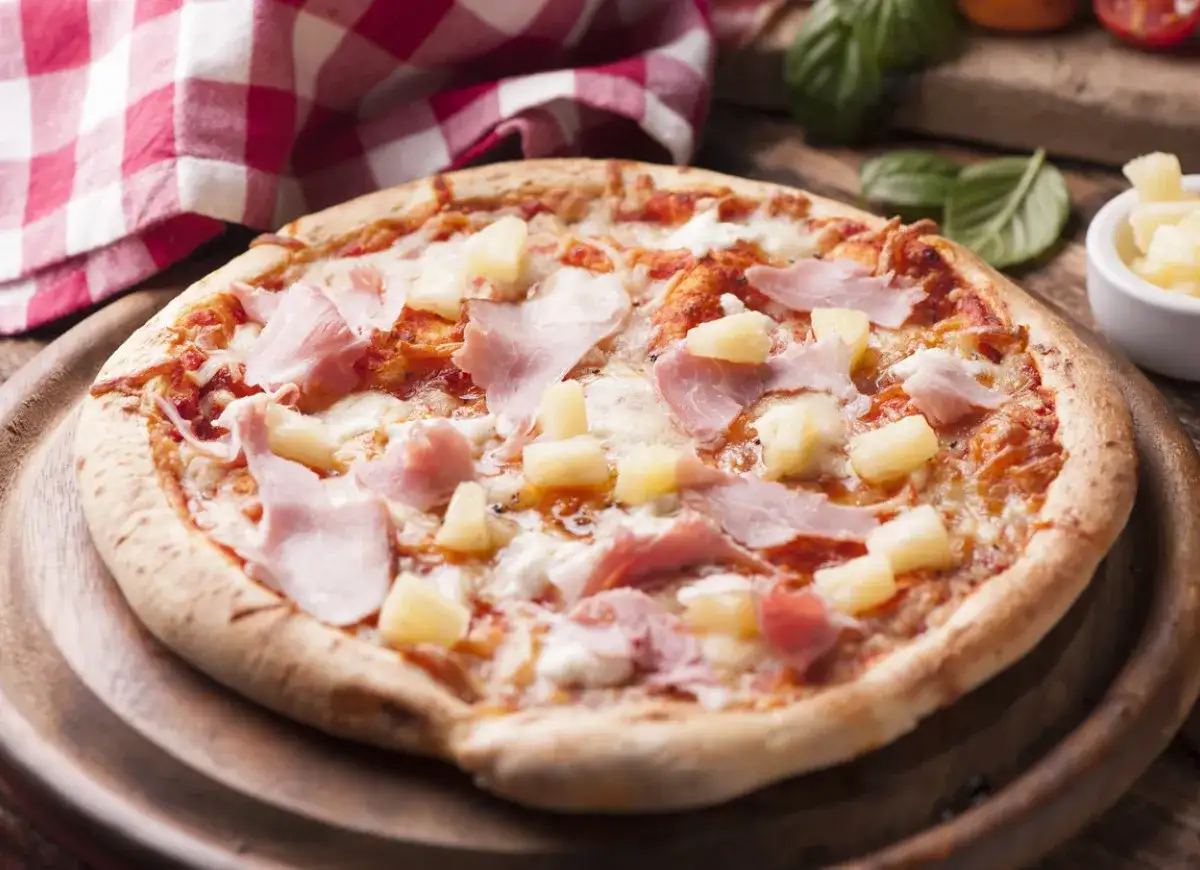 Skąd pochodzi pizza hawajska? Zaskakująca historia jej powstania