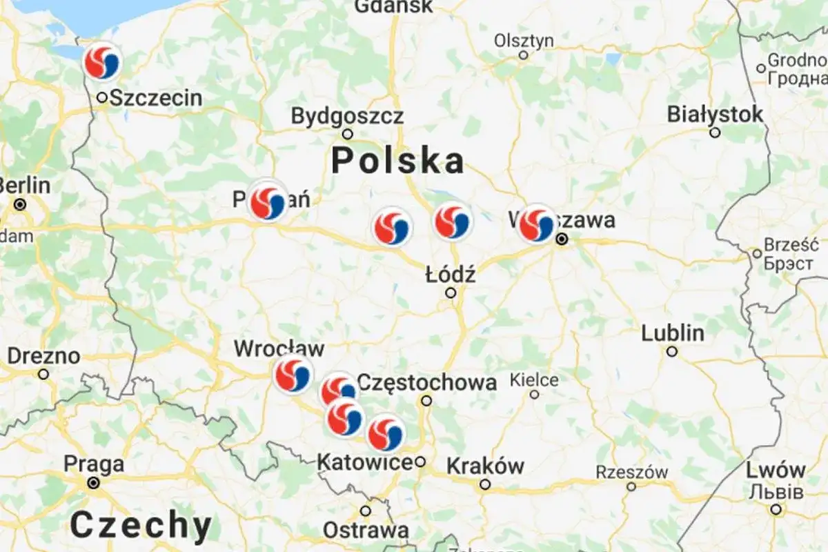 Mapa Polski z zaznaczonymi płatnymi odcinkami autostrad i symbolami opłat.