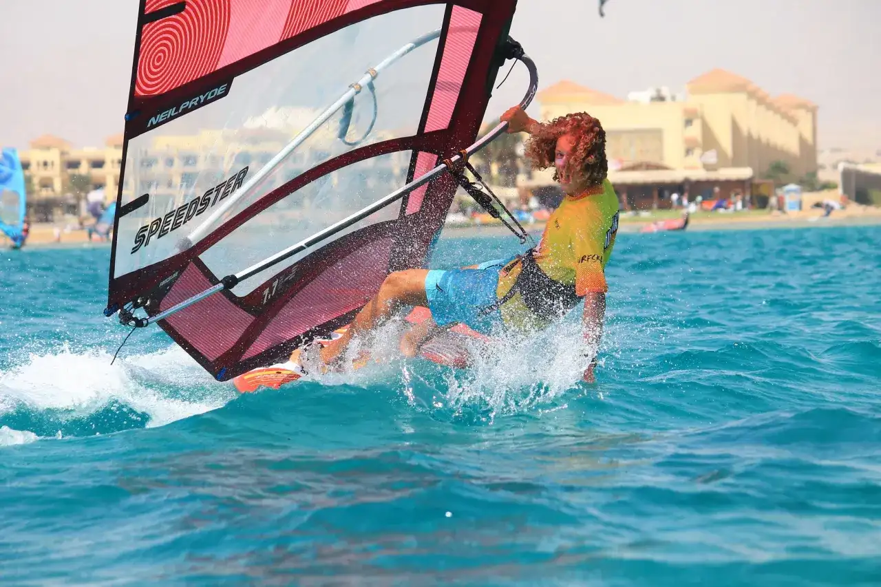 Ile trwa nauka windsurfingu? Odkryj, jak szybko opanujesz ten sport