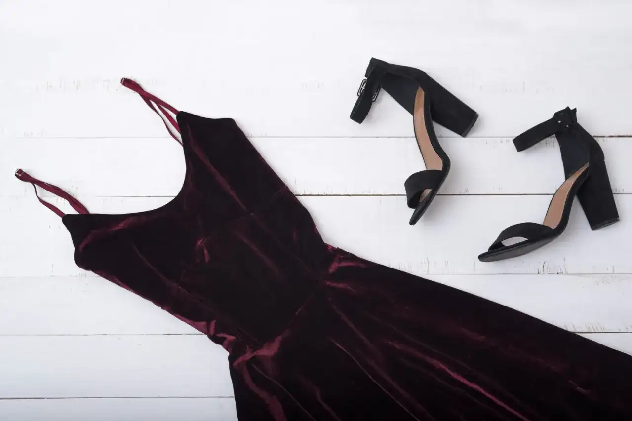 Jakie buty założyć do bordowej sukienki, by wyglądać olśniewająco?
