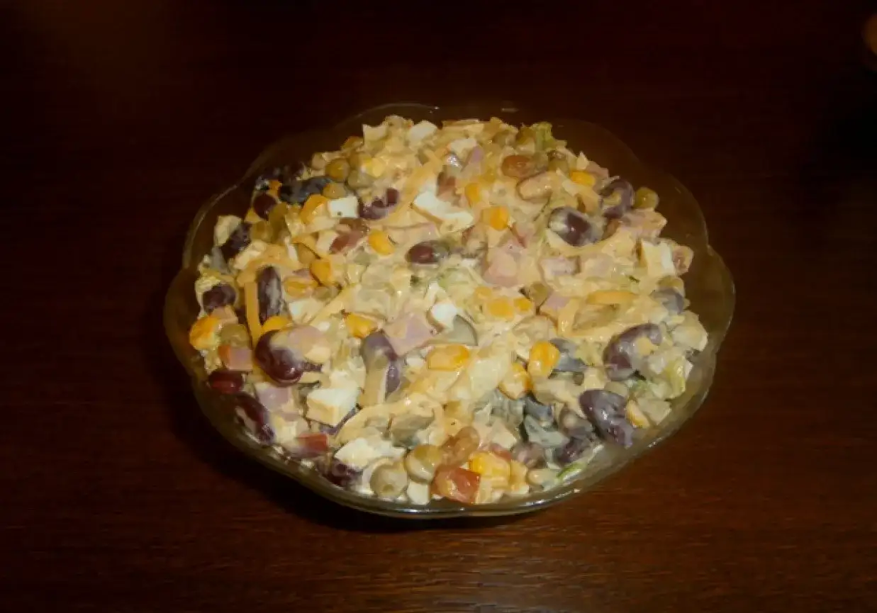 Jak przygotować sałatkę z czerwoną fasolą i szynką, która zachwyca?