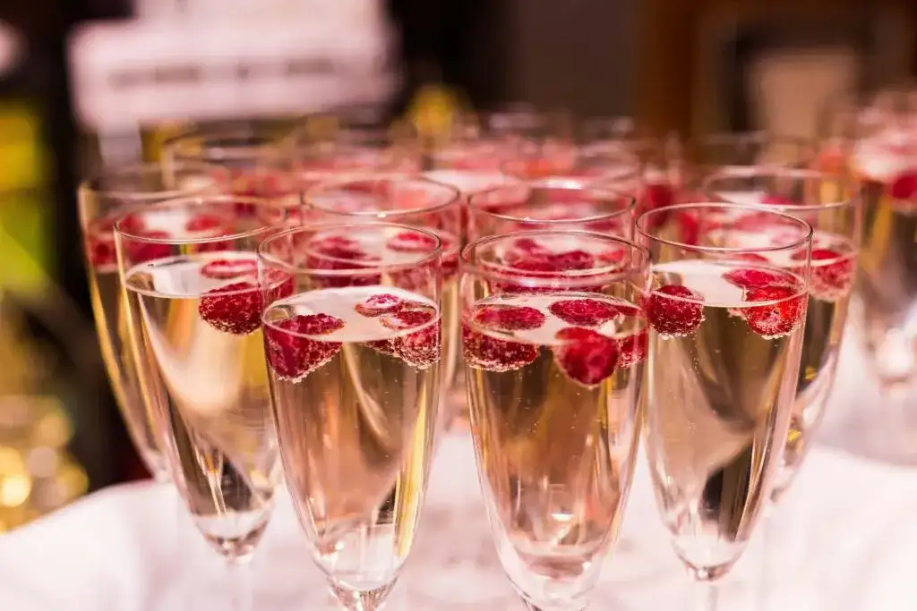 Ile soków na wesele z poprawinami? Praktyczny kalkulator