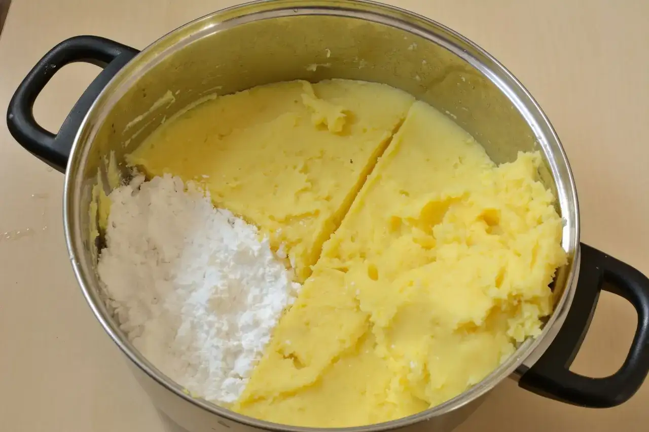 Garnek z puree ziemniaczanym i mąką ziemniaczaną.