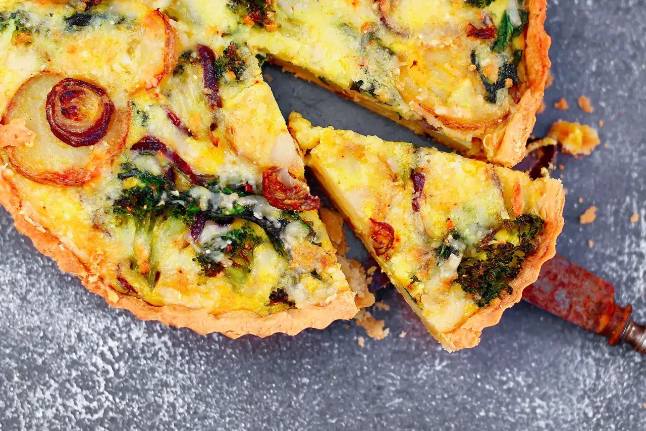 Fit tarta wytrawna na 5 sposobów: przepis na zdrową przekąskę do 300 kcal