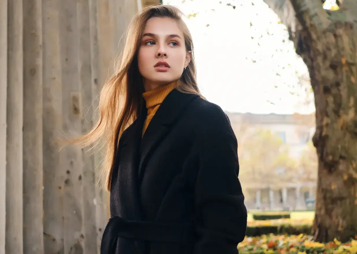 Elegancka stylizacja na Wszystkich Świętych: czarny płaszcz i musztardowy golf. Idealny zestaw na jesienne dni.