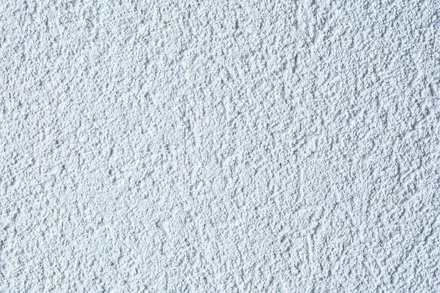 Jaki tynk na elewację ze styropianu? Wybierz najlepszy i trwały!