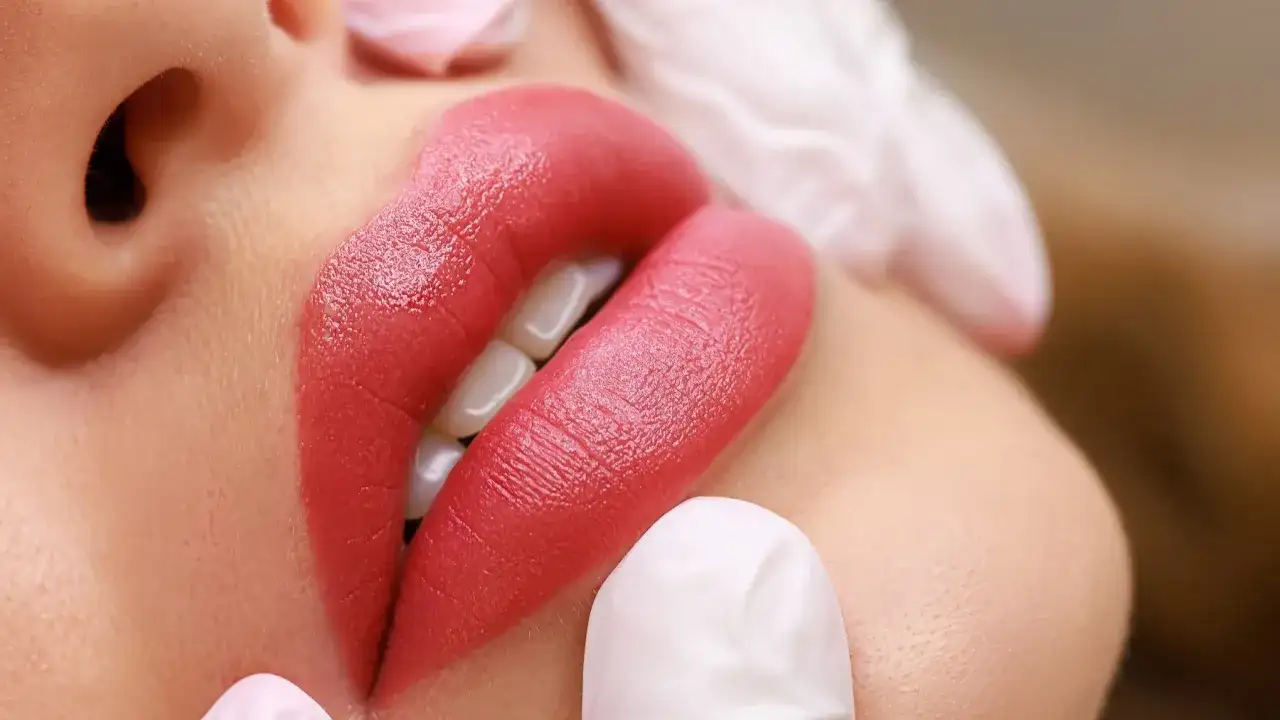 Jak pielęgnować usta po kwasie hialuronowym? Poradnik eksperta.