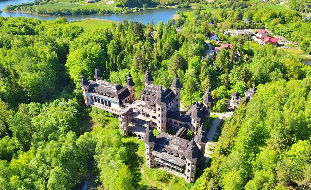 Zamek w Łapalicach właściciel: Kim jest Piotr Kazimierczak?