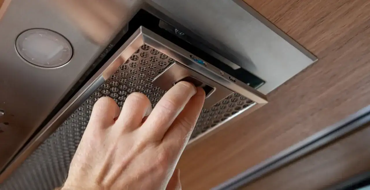 Jak zamontować okap kuchenny w obiegu zamkniętym - poradnik montażu krok po kroku