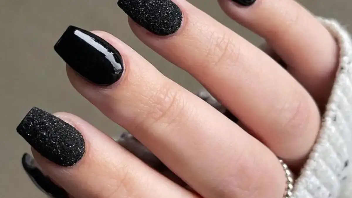 Uñas negras: estilos elegantes, cuidados y riesgos que debes conocer