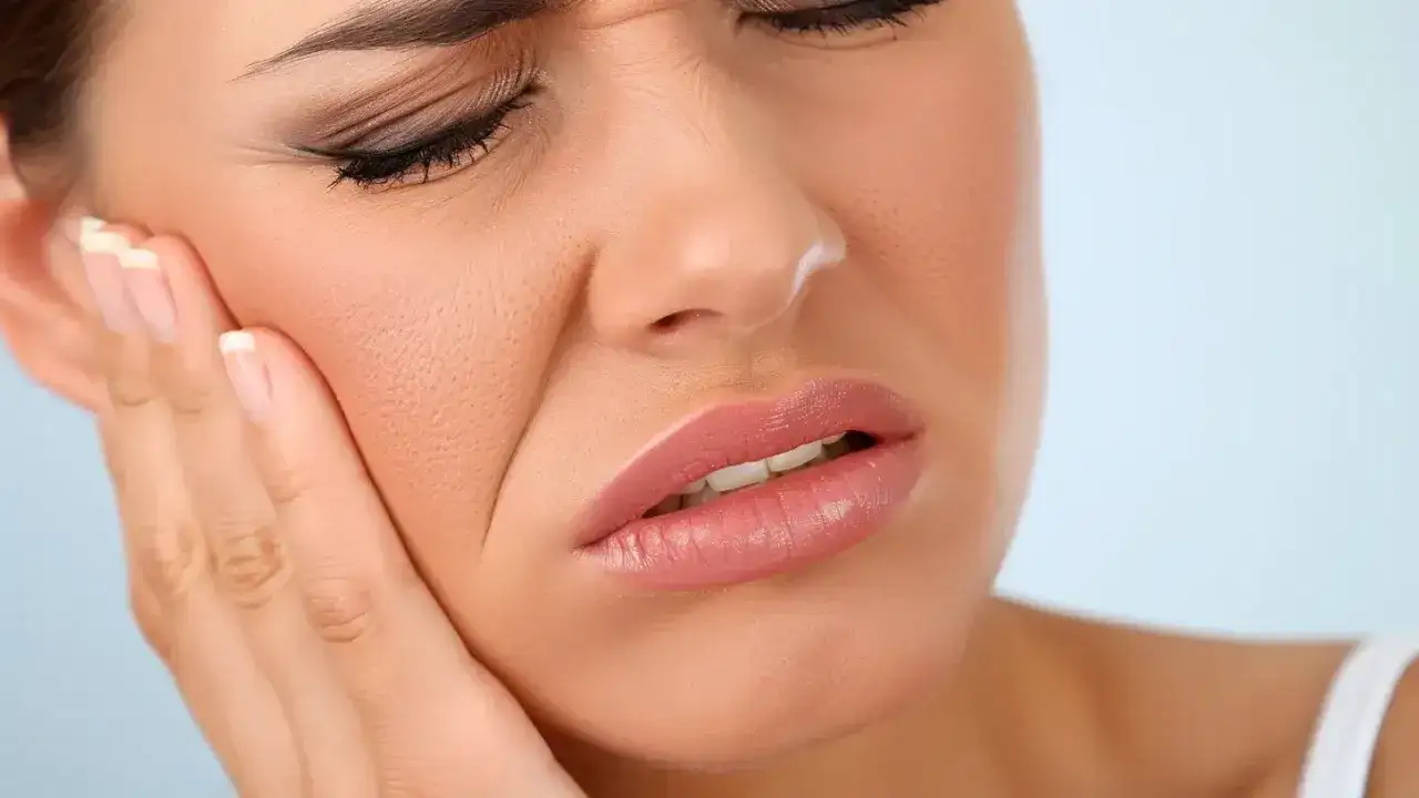 Ból dziąseł? Domowe sposoby, apteka i kiedy do dentysty