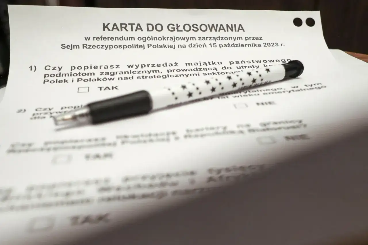 Karta do głosowania z referendum i długopisem w gwiazdki.