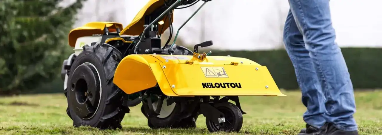 Zastanawiasz się, ile kosztuje wypożyczenie glebogryzarki? Żółta maszyna z dużymi kołami czeka na Ciebie.