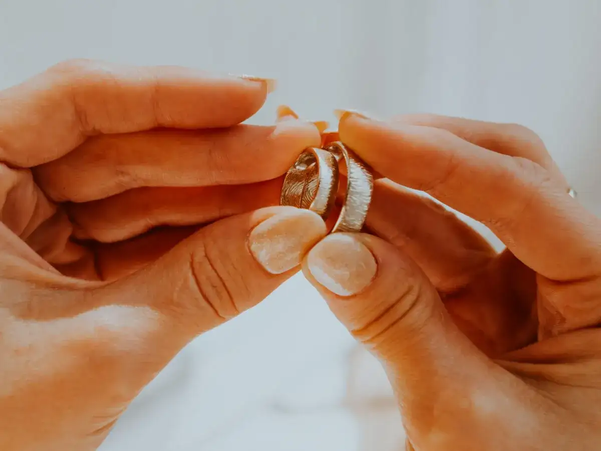 Obrączka na której ręce w Polsce? Prawa dłoń i jej sekrety