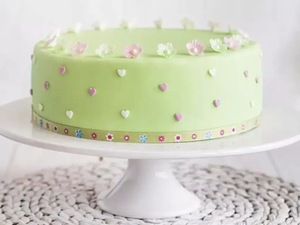 Jak przykleić ozdoby z masy cukrowej do tortu bez problemów?