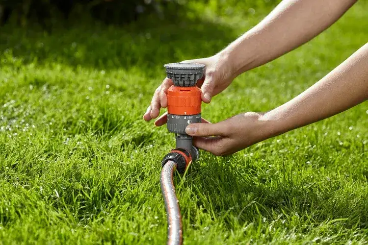 Jak naprawić zraszacz Gardena, gdy przestaje działać i się nie obraca