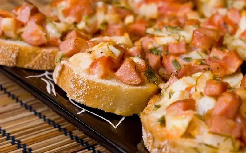 Szybkie i tanie przepisy na obiad z kiełbasy, które zachwycą