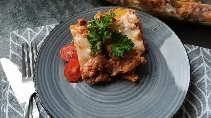 Idealna zapiekanka ziemniaczana z mięsem: przepis krok po kroku