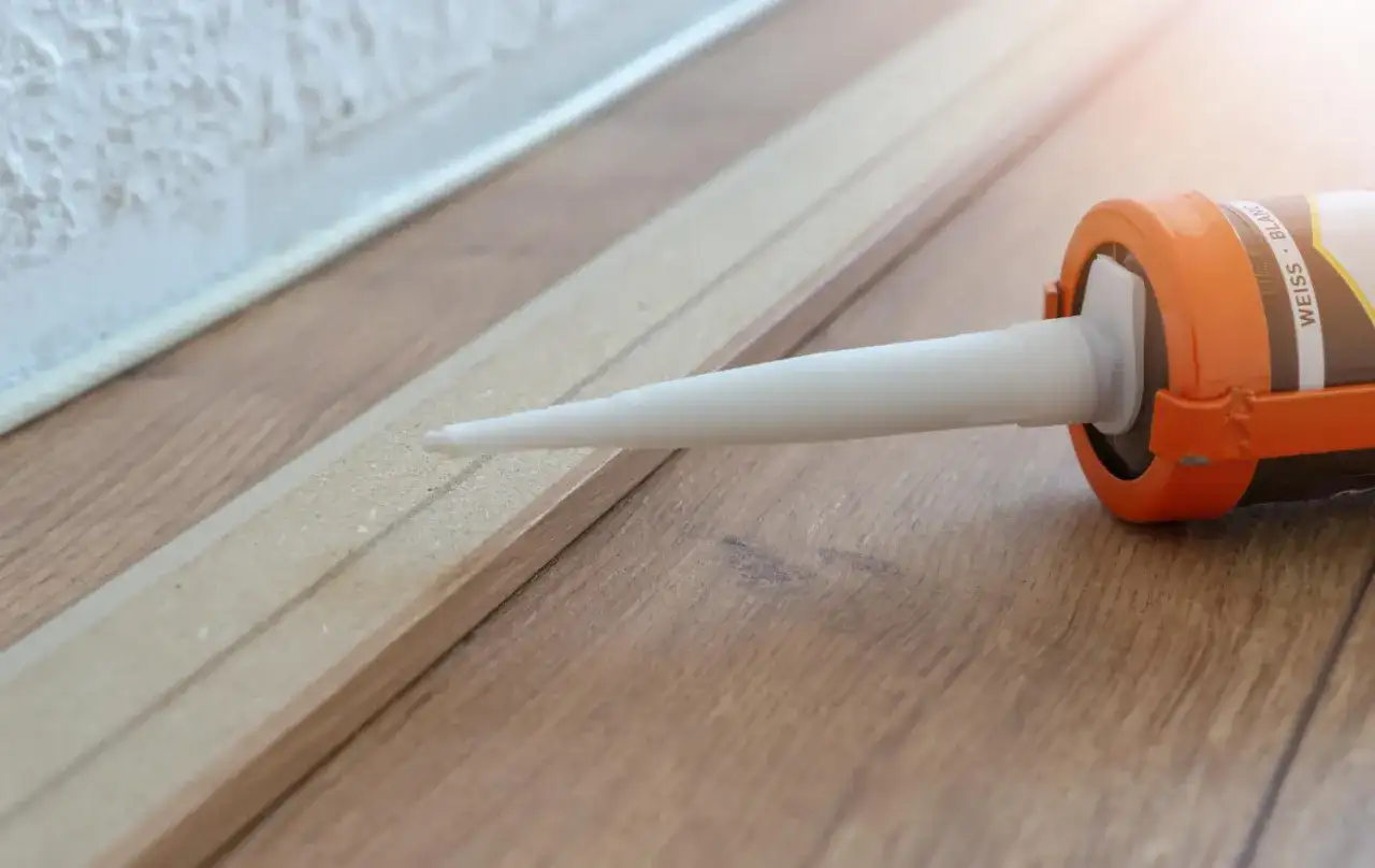 Klej do listew przypodłogowych: Wybierz idealny i uniknij błędów